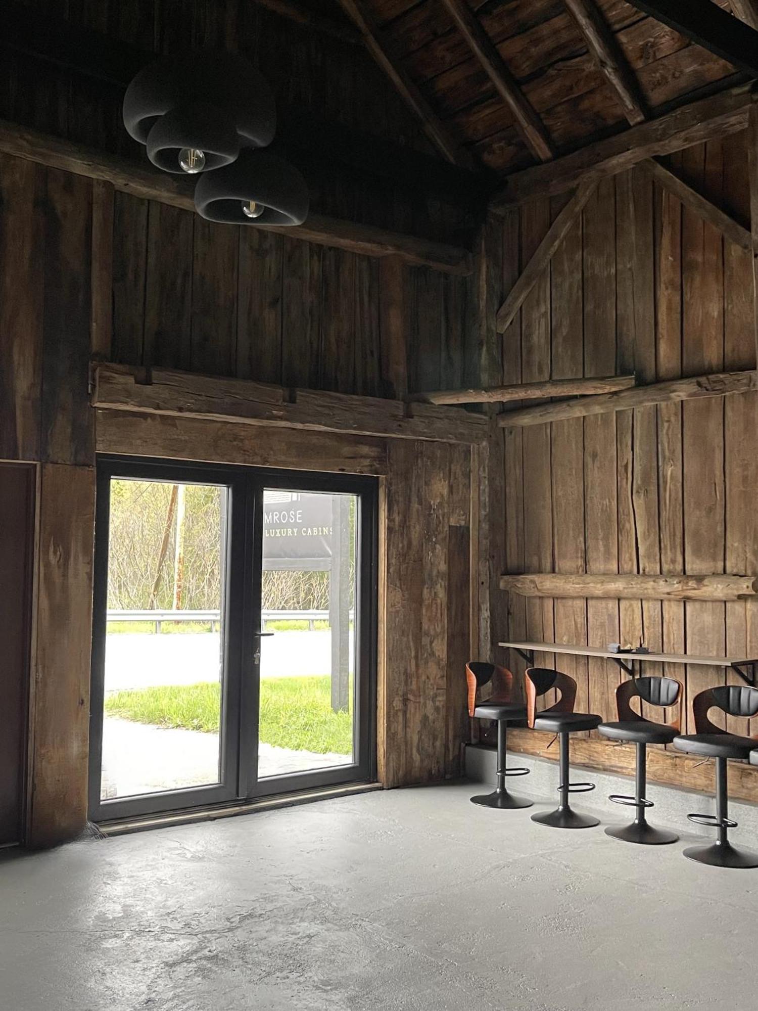 Emrose Luxury Cabins Brandon ภายนอก รูปภาพ